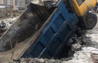 В Днепре на территории школы под землю провалился грузовик весом 44 тонны (ФОТО)