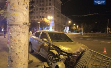 ​В центре Днепра автомобиль врезался в ограждение и снес его