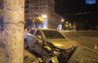 ​В центре Днепра автомобиль врезался в ограждение и снес его