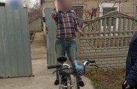 Пошутил над соседкой, украв скутер: в Днепре задержали вора