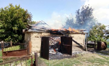 В Днепропетровской области сгорела пристройка в частном дворе (ФОТО)