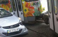 В Днепропетровске в районе Нагорного рынка первый трамвай столкнулся с Hyundai (ФОТО)