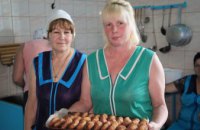 500 вареників, 300 пиріжків та дві каструлі картоплі: в одному з сіл Святовасилівської громади працівниці дитсадка готують для українських захисників