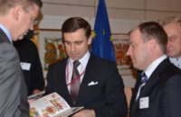 Выставка Петриковской росписи в Европарламенте - это шаг к углублению взаимоотношений между ЕС и Украиной, - еврокомиссар по воп