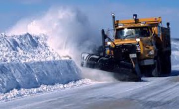 Более восьми десятков спецмашин посыпают дороги и убирают снег в Днепропетровской области 