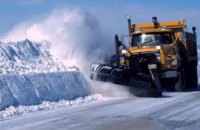 Более восьми десятков спецмашин посыпают дороги и убирают снег в Днепропетровской области 