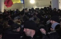 В Молдове митингующие захватили здание парламента