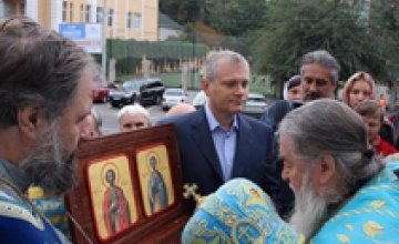 Сотни верующих в Днепре встречали Православные Святыни, - Александр Вилкул