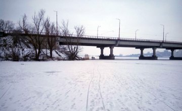 Двое подростков гуляли по льду реки Днепр