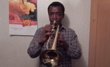 Темнокожий студент из Тернополя сыграл гимн Украины на трубе (ВИДЕО)