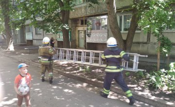 В Синельниково спасатели помогли женщине попасть в квартиру, где взаперти оказался ее малыш