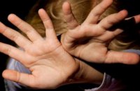 Изнасилование детей и распространение детской порнографии: на Днепропетровщине к 9 годам лишения свободы приговорена женщина
