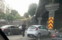 В Киеве на пр. Победы автомобиль врезался в опору моста: образовалась пробка (ФОТО)