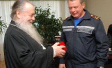 Днепропетровские спасатели наградили Митрополита Иринея знаком «За заслуги в службе»