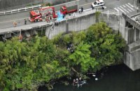 В Японии автобус с пассажирами упал в водохранилище с 10-метровой высоты