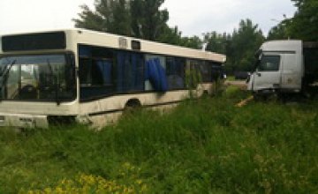 В Кривом Роге грузовик протаранил пассажирский автобус: пострадали 6 человек
