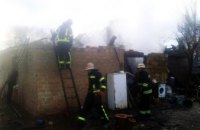 На Днепропетровщине горел частный дом: огнем уничтожена кровля