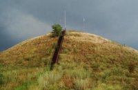 На Днепропетровщине черные археологи раскопали царский курган (ВИДЕО)