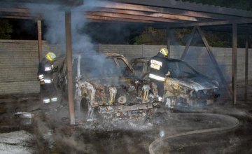 ​Ночью в Днепре на временной стоянке горели автомобили