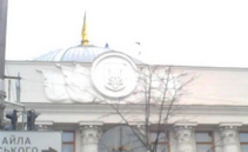 С купола здания Верховной Рады срезали советскую звезду (ФОТО)