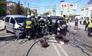 В Днепре столкнулись микроавтобус и иномарка: спасатели вырезали пострадавшего из машины