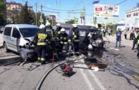 В Днепре столкнулись микроавтобус и иномарка: спасатели вырезали пострадавшего из машины