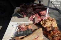 В Днепре полицейские остановили незаконную торговлю мясом на улице