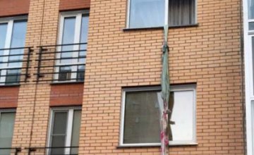 В Днепре девушка лезла в окно общежития к друзьям и сорвалась