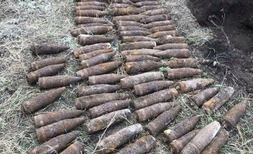 На одном из полей Днепропетровщины нашли более 100 устаревших боеприпасов (ВИДЕО)