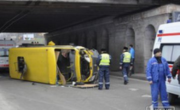В Кривом Роге перевернулся автобус: пострадали 15 пассажиров