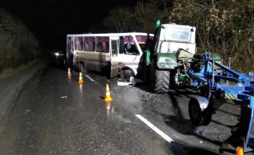 В Луганской области автобус столкнулся с трактором: пострадало 12 человек (ФОТО)