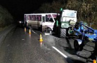 В Луганской области автобус столкнулся с трактором: пострадало 12 человек (ФОТО)