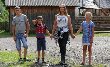 Оксана Марченко на «Интере» построит дом для семьи, которая полгода живет в теплице