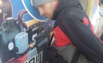 ​ В Днепропетровской области задержали мужчину, который, угрожая топором, ограбил магазин