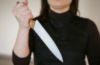 В Синельниково 27-летняя девушка из-за ревности напала с ножом на односельчанку 