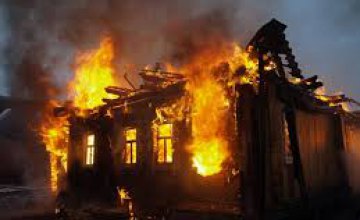 Ночью в Днепре горел жилой дом: возгорание тушили 6 пожарных машин