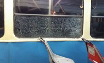 В Днепре снова обстреливают общественный транспорт: пострадал вагон трамвая