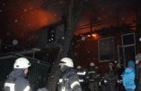 В Днепре на Исполкомовской спасатели всю ночь тушили жилой дом (ВИДЕО)