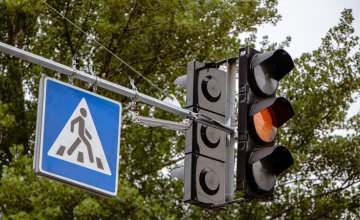 Урегулирование движения и безопасность пешеходов: в Днепре обустраивают современные светофоры на нерегулируемом переходе