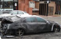 В центре Днепропетровска возле ресторана «Союз» неизвестные облили бензином и подожгли автомобиль «Mercedes»