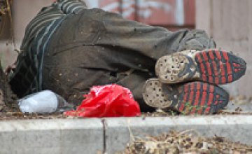 В Днепропетровске больной мужчина лежит на улице уже три дня 