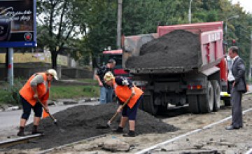 Иван Куличенко проконтролировал ход выполнения работ по ремонту дорожного полотна на пр-те Петровского