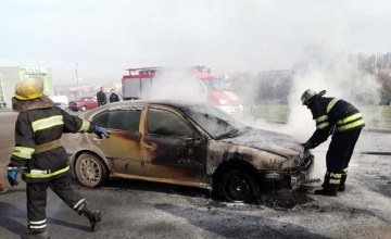 Во время пожара на территории шиномонтажа сгорела машина: есть пострадавшие