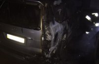 В Днепре на стоянке сгорело два элитных автомобиля (ФОТО)