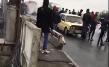 В Днепре активисты проводят акцию протеста на ремонтируемом Новом мосту