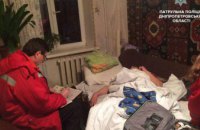 В Днепре патрульные и спасатели по лестнице забирались в квартиру к женщине, потерявшей сознание (ФОТО)