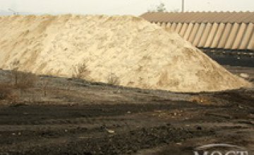 В Днепропетровске для посыпки дорог использовали 800 тонн песка и соли