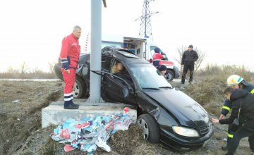 На Днепропетровщине легковушка вылетела в кювет и врезалась в рекламный щит: пассажирку вырезали спасатели