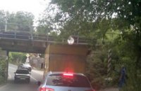 В Киеве грузовик застрял под мостом: образовалась пробка (ФОТО)