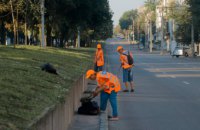 Около 300 коммунальщиков и более 30 единиц техники ежедневно убирают улицы и проспекты Днепра